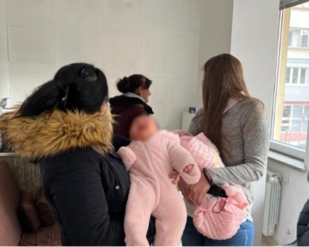 Само едно от семействата с разменени бебета иска обезщетение от болницата