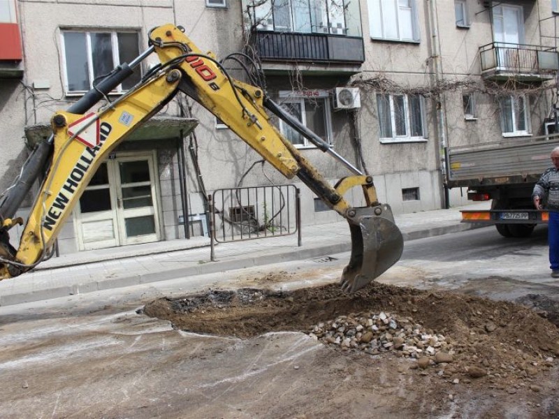 Авариен ремонт в Смирненски, спират движението по ул. „Солунска