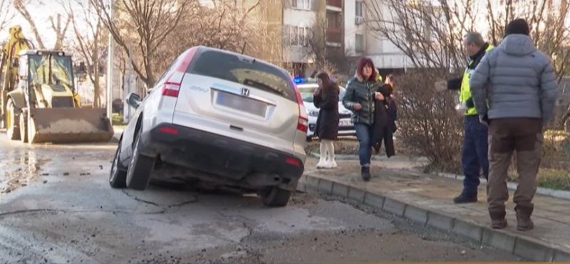 Кола пропадна в дупка, образувала се след ВиК авария в Пловдив