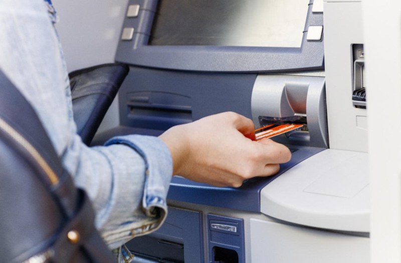 Пловдивчанка намери забравени на банкомат пари