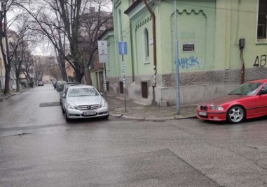 Паркирането в центъра на Пловдив е истинско предизвикателство Това обаче
