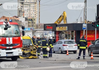 Тежка катастрофа е станала преди минути на светофара на Сточна