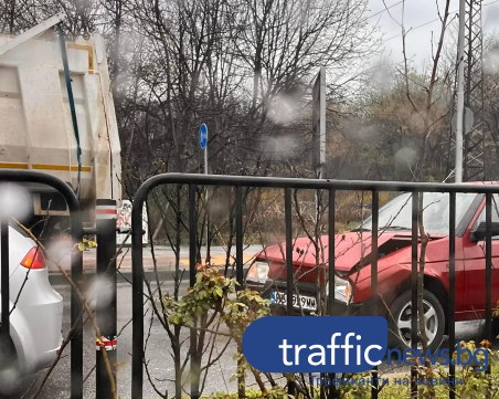 Баща и двете му деца са в болница след верижната катастрофа на бул. „България”