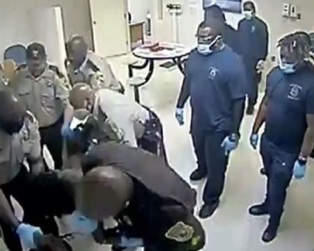 Чернокож мъж почина от задушаване след полицейско насилие в САЩ