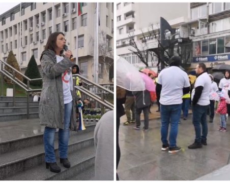 Десетки граждани застанаха под дъжда, за да кажат НЕ на кариерата край Горнослав