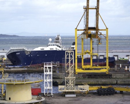 Кораб се преобърна на пристанище до Единбург, десетки пострадаха