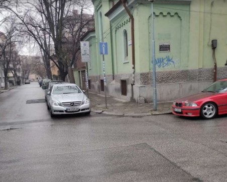 Пловдивчанин: Кола паркира системно в нарушение в центъра, не се предприемат никакви мерки