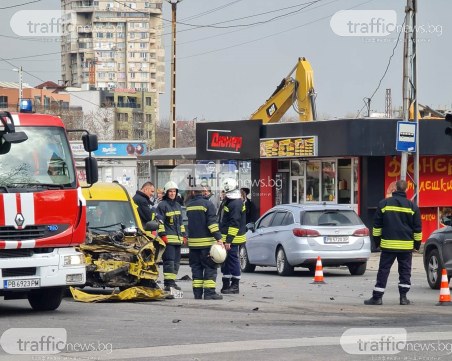 Тежка катастрофа между два автомобила на Сточна гара