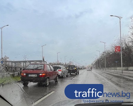 Верижна катастрофа с три коли на бул. 