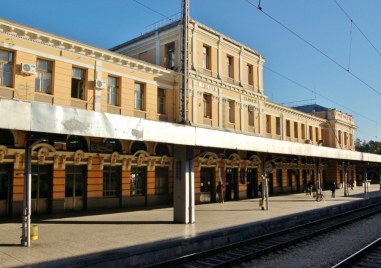 Спукан водопровод преустанови движението на влаковете на жп гара Пловдив