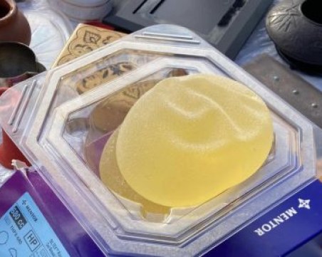 На битак: Продават силиконови импланти втора ръка