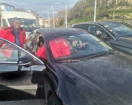 Неадекватен шофьор заспа в трафика до Чифте баня, медици го изкараха от колата