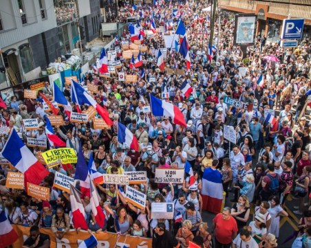 Протестите във Франция стават все по-големи, спряха влаковете