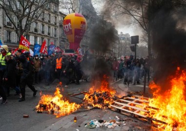 Хаос и безредици обхванаха Франция след поредните масови протести срещу