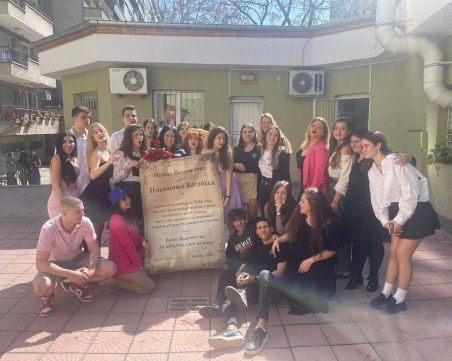 Абитуриенти поканиха класната си на бала чрез мирен договор и предложение с пръстени в Пловдив