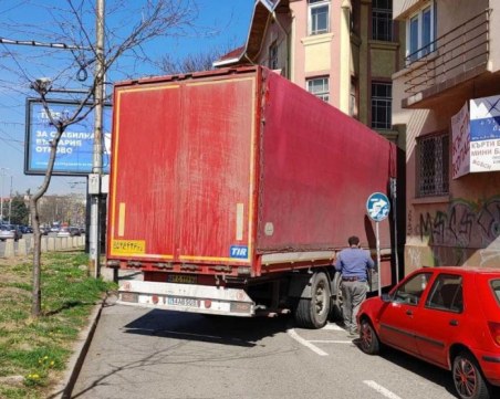 Камион се заклещи между две сгради в София
