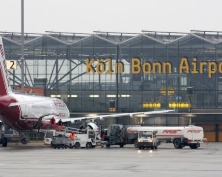 Кола се вряза в летището в Кьолн, има ранени