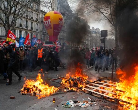 Протестите във Франция ескалираха, подпалиха кметството в Бордо