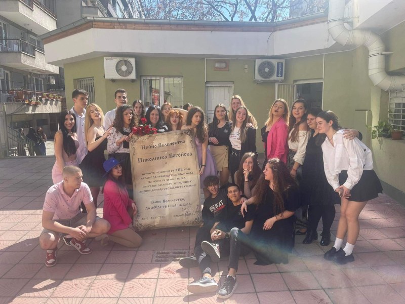 Абитуриенти поканиха класната си на бала чрез мирен договор и предложение с пръстени в Пловдив