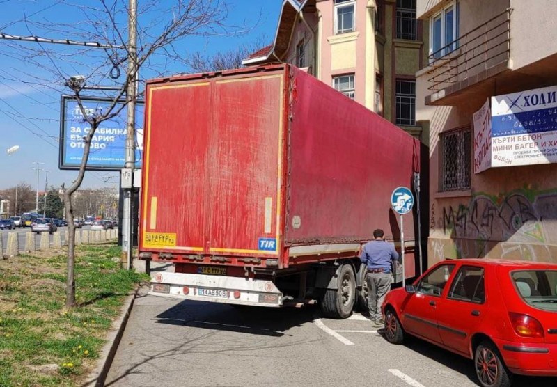Камион се заклещи между две сгради в София