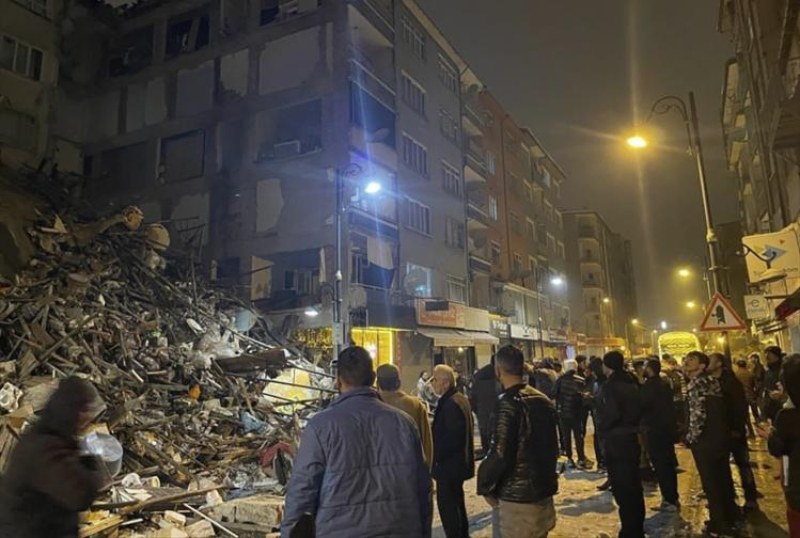 Пететажна сграда се срути в Турция, била е повредена при земетресенията през февруари