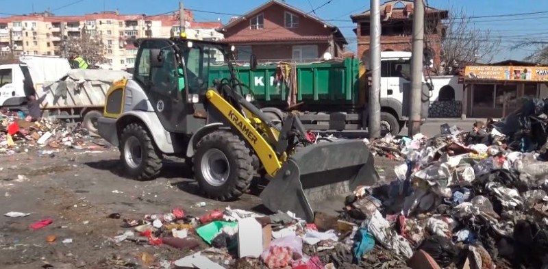 Втори ден продължава мащабната акция за цялостното почистване на квартал