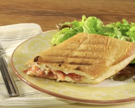 Неустоима закуска: Панирани сандвичи с моцарела и прошуто