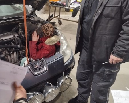 Жена, скрита при двигателя на кола, опита да премине от България в Сърбия