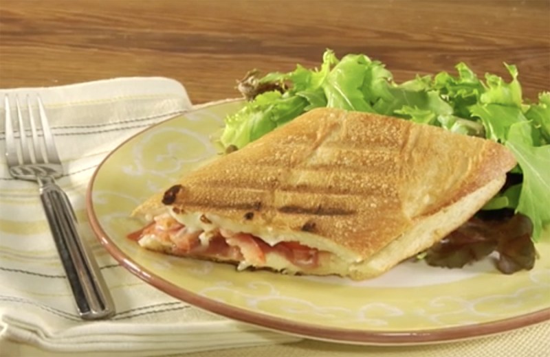Неустоима закуска: Панирани сандвичи с моцарела и прошуто