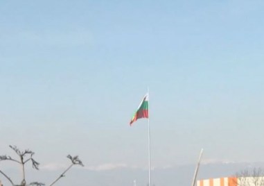 Край Пловдив издигнаха най високото българско знаме Прочетете ощеТова направиха