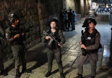 Двама израелски войници са били ранени при нападение в град