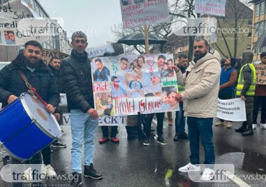  Стотици българи се събраха днес на протест в Германия заради
