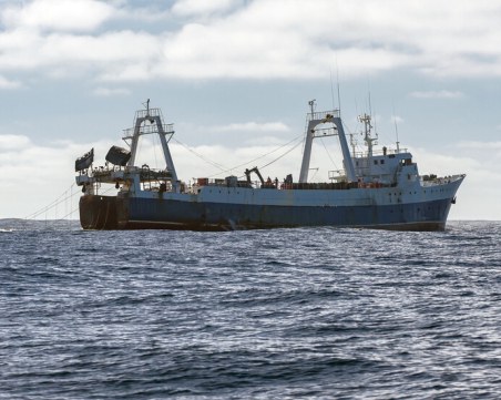 Адвокати по морско право: ЕК да се намеси по казуса със задържаните в Румъния български кораби