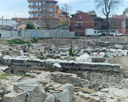 Археолози и реставратори влязоха на Източната порта