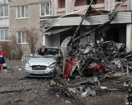 Евакуират всички общински служители от украински град