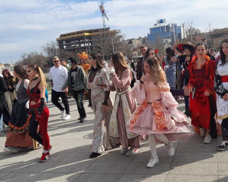 Пъстро шествие по Главната на Сценични кадри за Деня на театъра