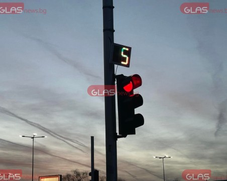 Светофар в Карлово свети в червено, а таймерът - в зелено