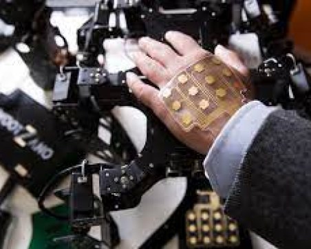 Учени разработиха кожа на робот, която реагира на допир