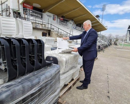 Зико инспектира стадион 