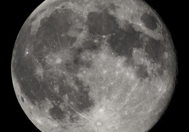Учени откриха нов и възобновяем източник на вода на Луната в проби