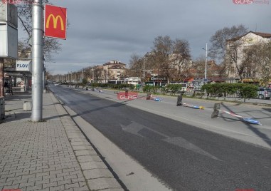 Мощният вятър в Пловдив продължава да нанася щети на различни