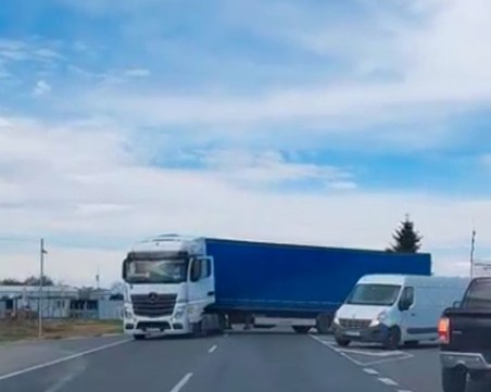 Аварирал тир затруднява движението на Околовръстното