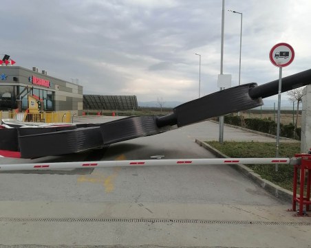 Бурята бутна огромен билборд на отбивка на АМ 