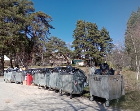 Контейнерите в Дедево преливат, докато граждани и почистваща фирма се винят взаимно