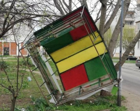 Мощната буря отнесе и метална беседка в Северна България