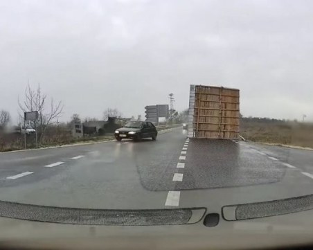 Отнесен от вятъра покрив, премина на метри от кола на Околовръстното на Пловдив