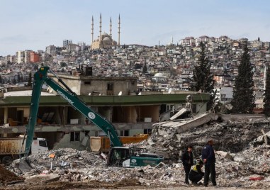 325 души са вече задържаните след опустошителните земетресения в Турция Прочетете