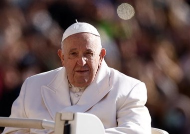 Папа Франциск е приет в болница в Рим с респираторна инфекция