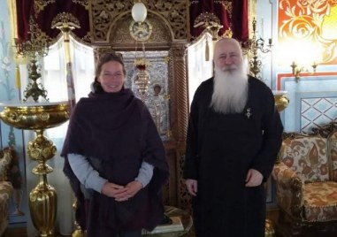 Жена тръгнала на поклонение към Светите земи пеша посети манастира