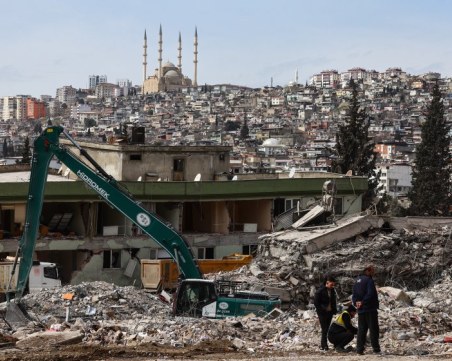 325 души са вече задържаните след опустошителните трусове в Турция